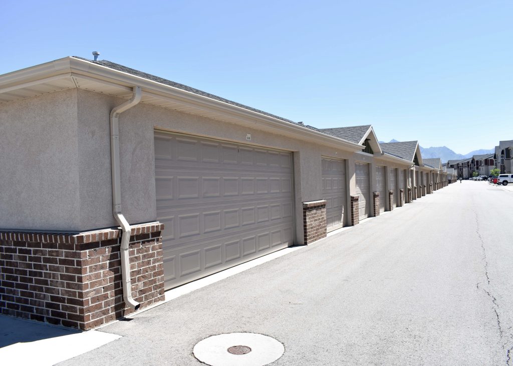 Lehi apartment garages